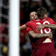 El jugador Raphael Guerreiro (d) marc el gol del triunfo para Portugal sobre Argentina ayer, en Manchester.