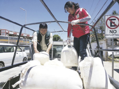 PREVENCIN. Funcionarios del SENASAG y la Intendencia Municipal decomisaron el producto.