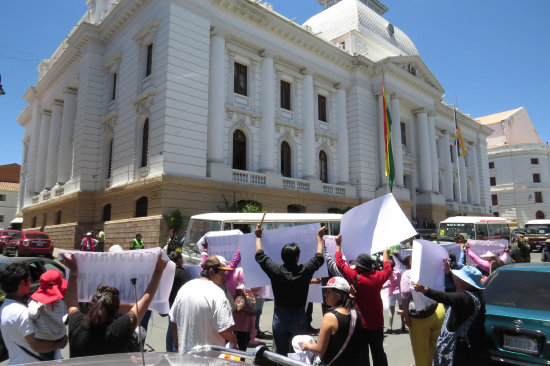 MARCHA. Los familiares de la vctima de asesinato protestaron y solicitaron justicia.