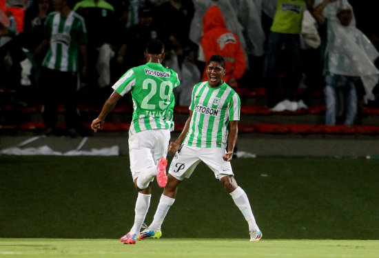 Luis Carlos Ruiz (d) festeja el gol que le dio el triunfo a Atltico Nacional sobre el Sao Paulo brasileo.