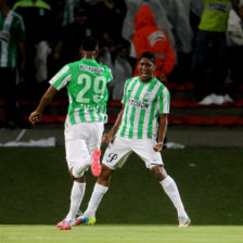 Luis Carlos Ruiz (d) festeja el gol que le dio el triunfo a Atltico Nacional sobre el Sao Paulo brasileo.