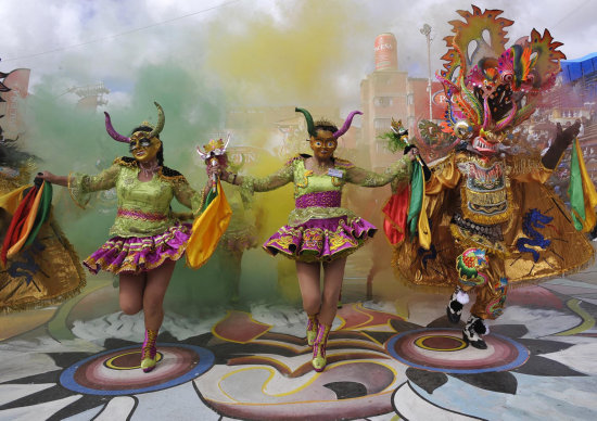 FOLCLORE. Representacin de la Diablada boliviana en el fastuoso Carnaval de Oruro, una de las danzas que se replican en la fiesta de Puno.