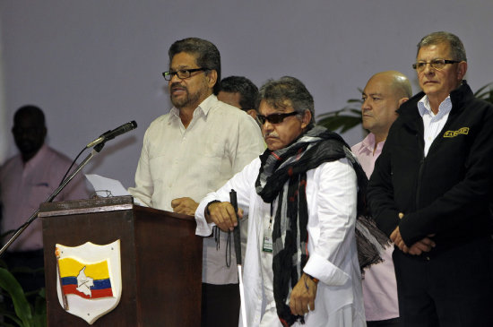 NEGOCIACIN. Grupo negociador de las FARC durante una conferencia de prensa en Cuba.