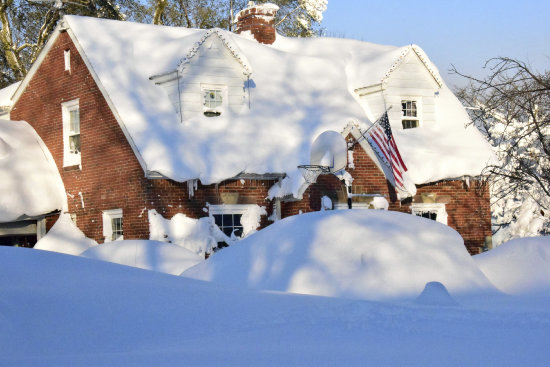 TEMPORAL. Vista de una casa en un barrio de la ciudad de Buffalo, en el norte de EEUU.