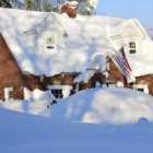 TEMPORAL. Vista de una casa en un barrio de la ciudad de Buffalo, en el norte de EEUU.