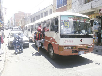 PELIGRO. Pasajeros bajan y suben a los micros en media calle. Las paradas estn a 50 metros.