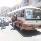 PELIGRO. Pasajeros bajan y suben a los micros en media calle. Las paradas estn a 50 metros.