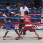 Un pasaje del combate entre el cruceo Jorge Luis Paz (rojo) y el potosino Jos Ariel; abajo, la chuquisaquea Edith Maturano (azul) fue proclamada ganadora del combate por abandono.