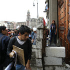 PROTESTAS. Manifestantes intentan construir una barricada en la plaza El Zcalo.