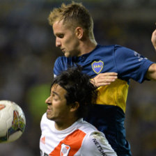 Colazo (arriba) de Boca disputa la pelota a Pisculichi de River Plate.