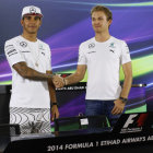 Rosberg (d) estrecha la mano a su compaero Hamilton.