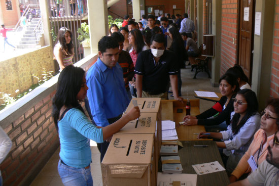 PARTICIPACIN. Estudiantes y docentes cumplieron con su obligacin al votar para elegir a sus autoridades.