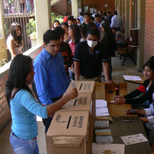 PARTICIPACIN. Estudiantes y docentes cumplieron con su obligacin al votar para elegir a sus autoridades.