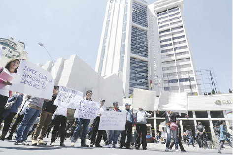 PROTESTA. Los trabajadores de contrato se movilizaron ayer en la Sede de Gobierno.