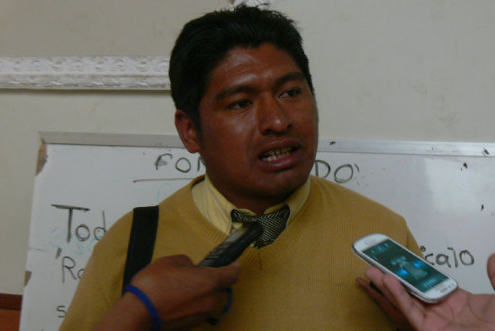 DIRIGENTE. Eusebio Cordero, ejecutivo de la FEJUVE, ayer, en una conferencia de prensa.