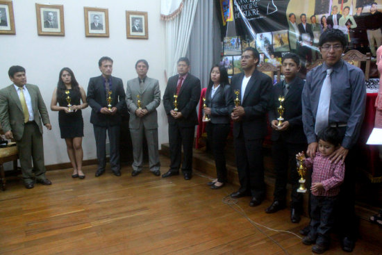 Los deportistas celebran con sus premios durante el acto de condecoracin de anoche.