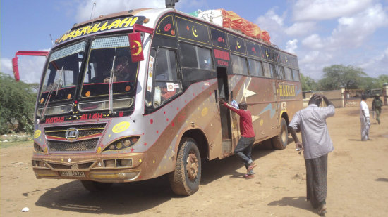 TEERRORISMO. Fotografa del bus que ayer fue atacado por un comando terrorista en una remota carretera de Kenia.