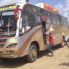 TEERRORISMO. Fotografa del bus que ayer fue atacado por un comando terrorista en una remota carretera de Kenia.