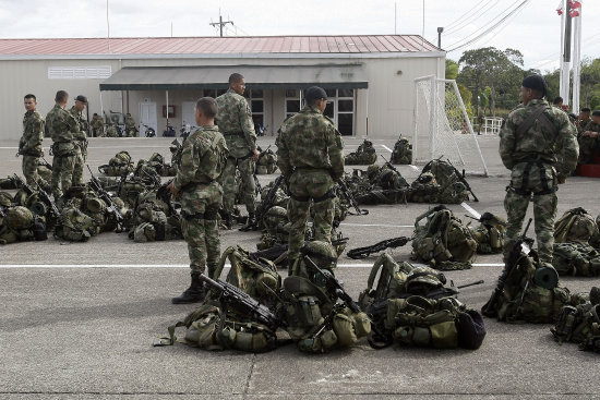 ESPERA. Tropas colombianas esperan en un lugar prximo donde se producir la entrega.