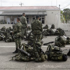 ESPERA. Tropas colombianas esperan en un lugar prximo donde se producir la entrega.