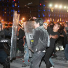 PROTESTAS. Un grupo de manifestantes encapuchados se enfrentan con miembros de la Polica en el Zcalo de Ciudad de Mxico.