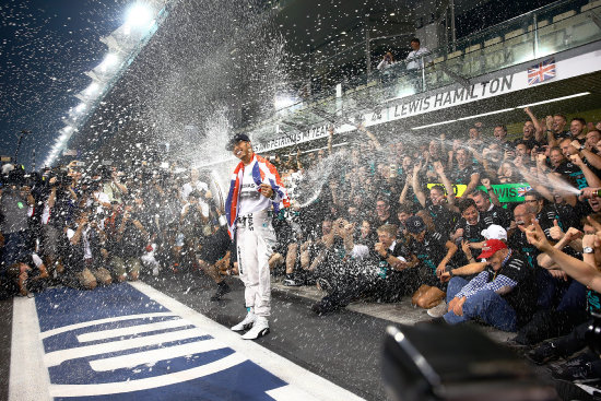 El piloto de Mercedes se baa en champn luego de ganar en Abu Dabi.