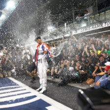 El piloto de Mercedes se baa en champn luego de ganar en Abu Dabi.