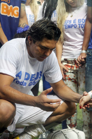 Marcelo Martins reza tras ganar el campeonato brasileo.