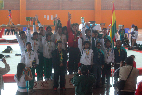 Los campeones chuquisaqueos celebran en el podio de Mayores Nivel 1 Varones; abajo, uno de los equipos femeninos de Santa Cruz.