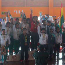 Los campeones chuquisaqueos celebran en el podio de Mayores Nivel 1 Varones; abajo, uno de los equipos femeninos de Santa Cruz.