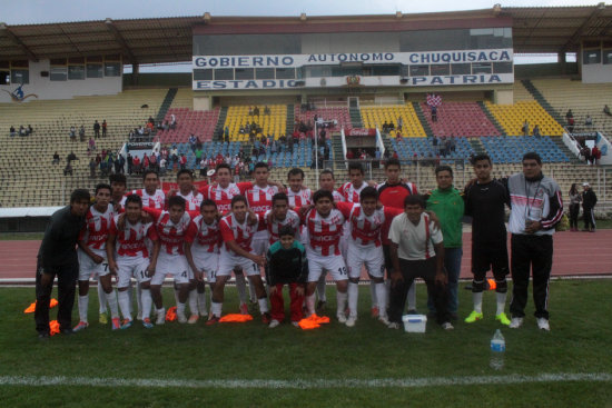 El equipo completo celebra la clasificacin al hexagonal; abajo, el festejo de uno de los goles.