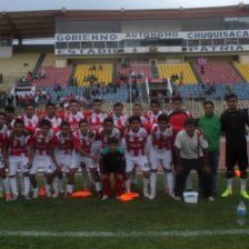 El equipo completo celebra la clasificacin al hexagonal; abajo, el festejo de uno de los goles.