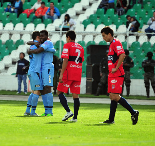 La celebracin de uno de los goles del cuadro paceo de Bolvar; abajo, una jugada del partido en la que aparecen Robledo (d) y Tenorio.