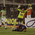 Pablo Salinas (7) anota el segundo gol de Blooming; abajo, el festejo celeste tras el triunfo sobre Oriente.