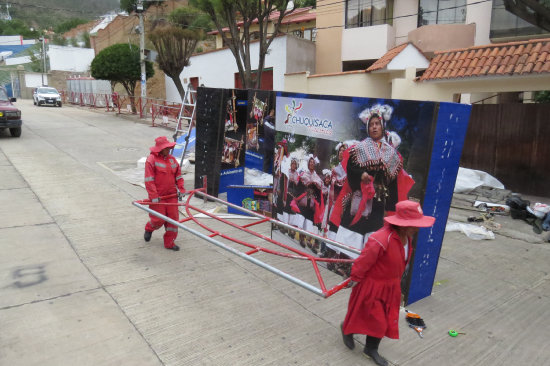 PREPARATIVOS. Los organizadores montan los stands para la feria que recibir pblico desde hoy.