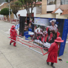 PREPARATIVOS. Los organizadores montan los stands para la feria que recibir pblico desde hoy.