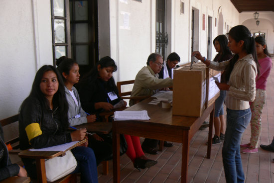 CONVOCADOS. Docentes y estudiantes de San Francisco Xavier asistirn nuevamente a votar el viernes para elegir a sus autoridades.