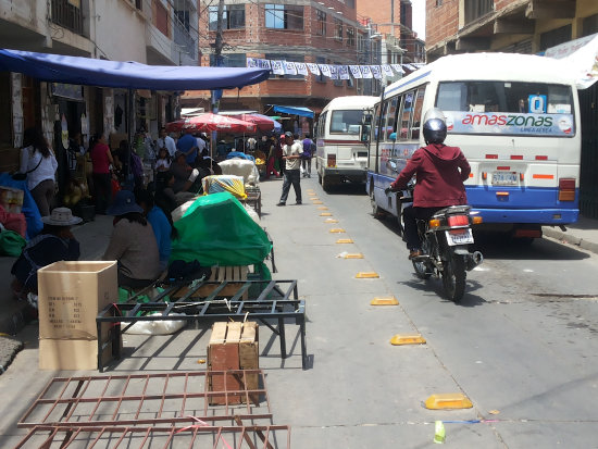 CONGESTIN. Los comerciantes tomaron casi la mitad de una cuadra en la calle Pando.