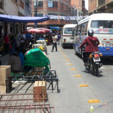 CONGESTIN. Los comerciantes tomaron casi la mitad de una cuadra en la calle Pando.