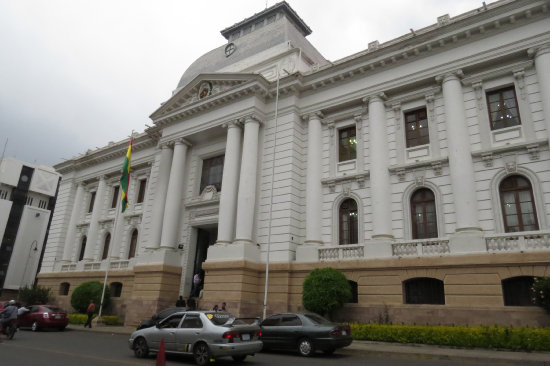 RESOLUCIN. La Sala Plena del Tribunal Supremo sesion ayer para abordar el tema de la renuncia.