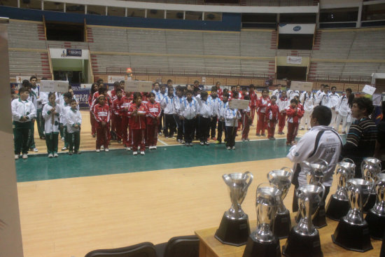 Una toma general del acto inaugural de anoche, en el Polideportivo; abajo, el equipo masculino de 15 aos de Sucre que alcanz el primer lugar.