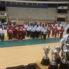 Una toma general del acto inaugural de anoche, en el Polideportivo; abajo, el equipo masculino de 15 aos de Sucre que alcanz el primer lugar.