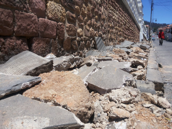 OBRAS. Restauran aceras en San Lzaro.