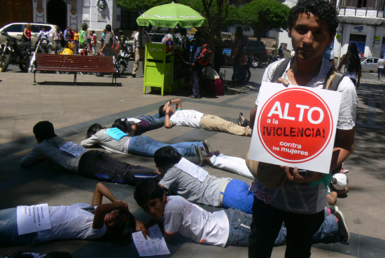 PROTESTA. Marchas, plantones fueron parte del Da Internacional de la No Violencia en Sucre.