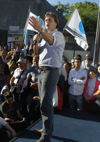 LEJOS. Lacalle Pou en una campaa intil.