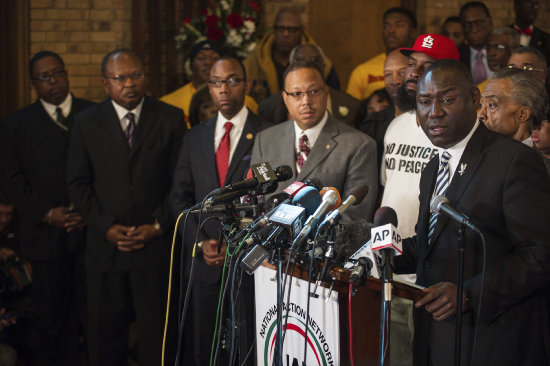 INDIGNACIN. El abogado de la familia de Michael Brown, Benjamin Crump (d), durante una rueda de prensa en Ferguson.