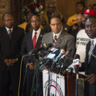 INDIGNACIN. El abogado de la familia de Michael Brown, Benjamin Crump (d), durante una rueda de prensa en Ferguson.