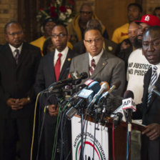 INDIGNACIN. El abogado de la familia de Michael Brown, Benjamin Crump (d), durante una rueda de prensa en Ferguson.