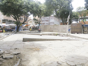 POLMICA. Los vecinos exigen que se construya un edificio de tres plantas y no puestos.