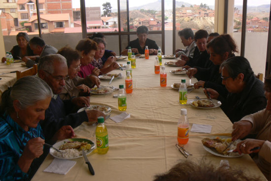 CONFRATERNIZACIN. Los adultos mayores compartieron ayer un almuerzo.